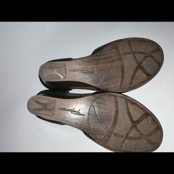 Natural Soul by Naturalizer. Size 9 wedges with accent stitching in tan. - Picture 4 of 4